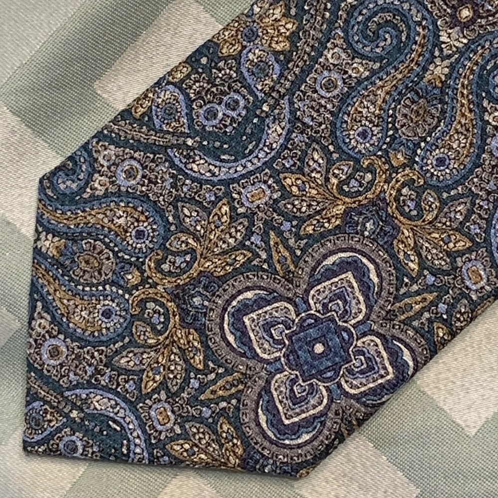 Jos A Bank Executive Collection Necktie Silver/Blue Paisley